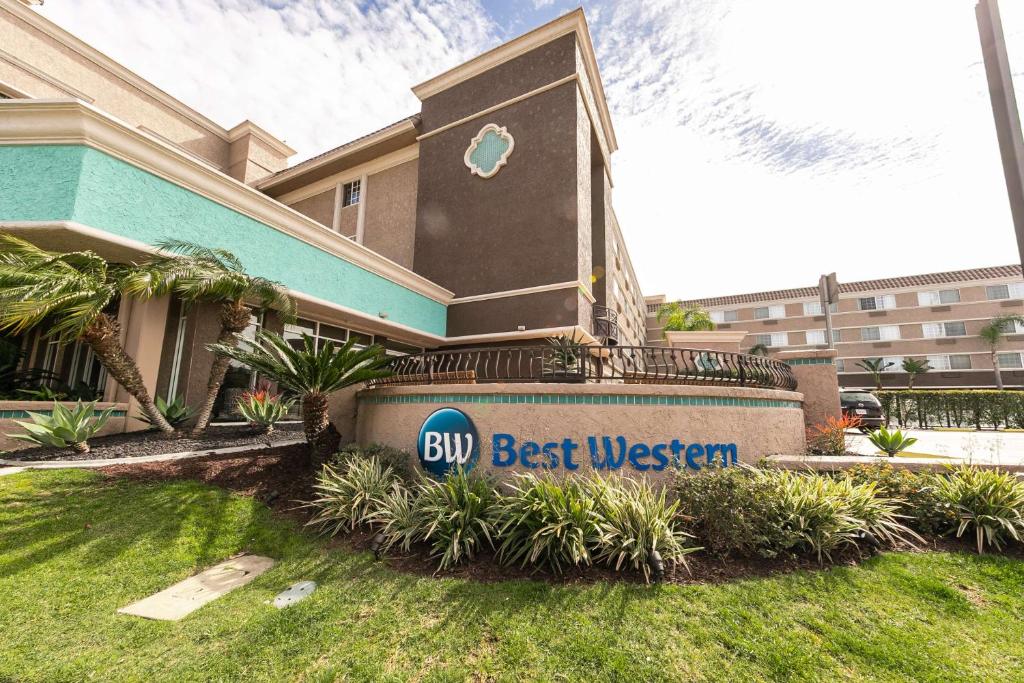 圣地亚哥Best Western Inn & Suites San Diego Zoo -SeaWorld Area的建筑前最好的西方标志