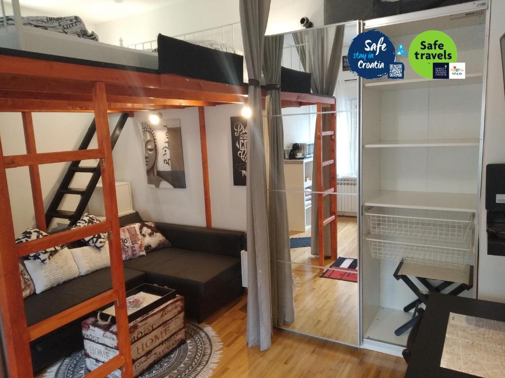 萨格勒布市中心梦想公寓的宿舍间配有双层床和书桌。