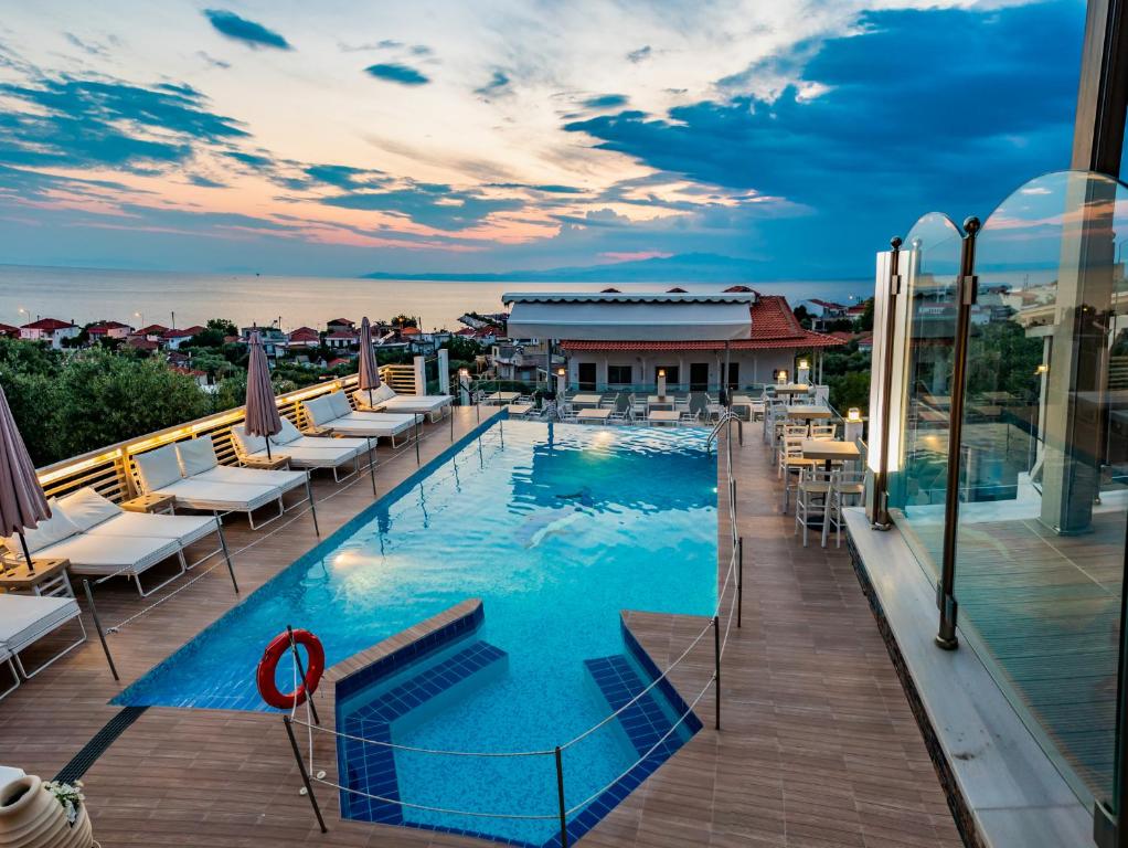 斯卡拉卡里拉奇斯Anny Residences & Suites的一座带躺椅的建筑屋顶上的游泳池