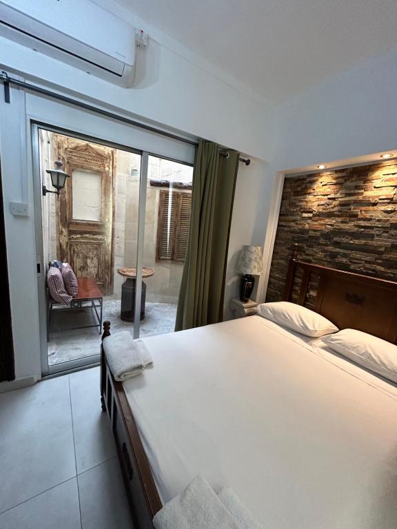 尼科西亚基普罗斯旅馆的一间卧室设有一张大床和一个大窗户