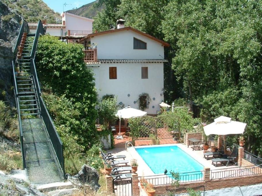 格拉纳达Cortijo La Mata的一座带游泳池和房子的别墅