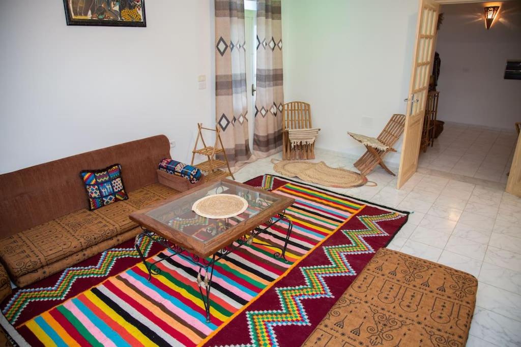 托泽尔Dar Beya ( APP S+2 )的客厅配有沙发和一张桌子,铺在地毯上