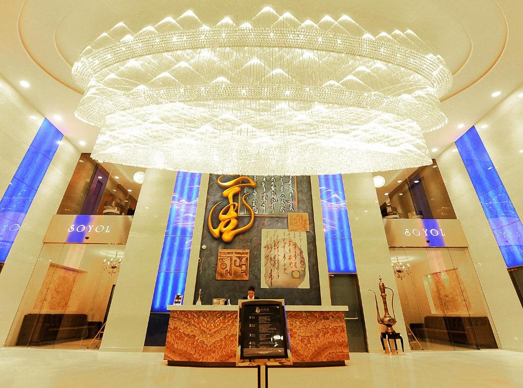 乌兰巴托索约尔酒店的大楼里一个大吊灯,上面有手机