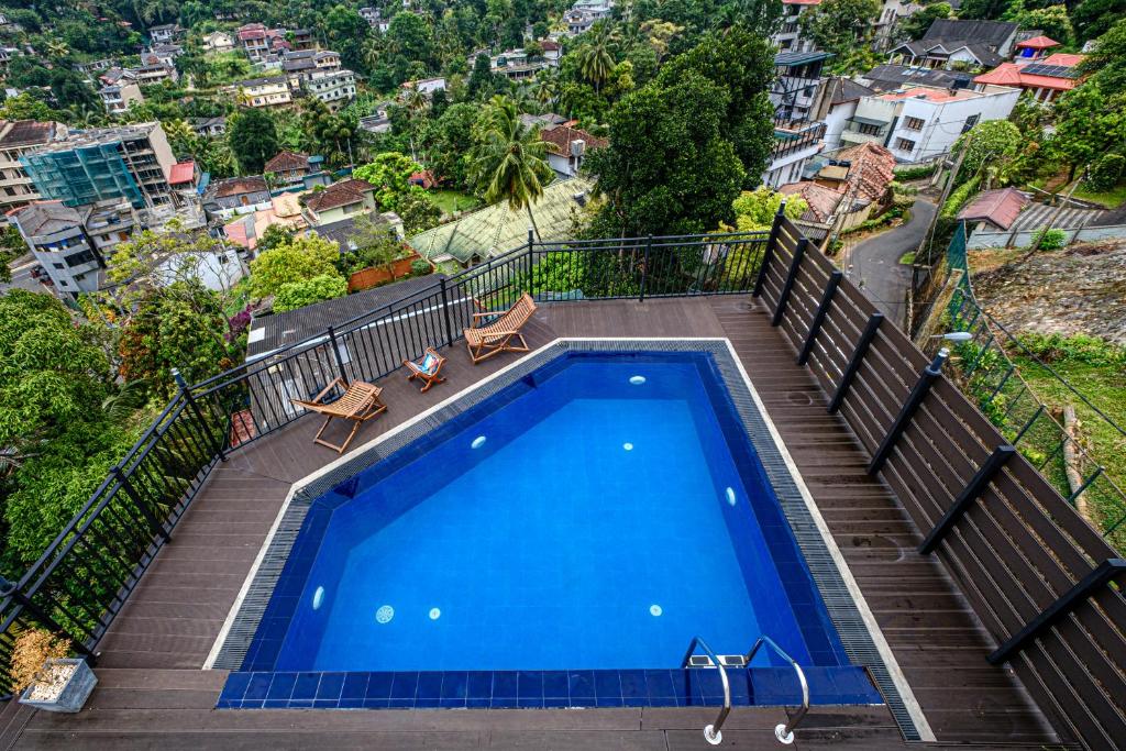 康提Queens mount Ridge的市景阳台的游泳池