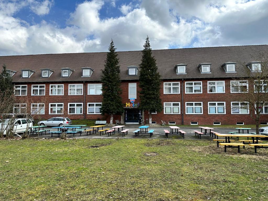 维森多夫HOSTEL Wesendorf Residenz的前面有桌子和长凳的建筑