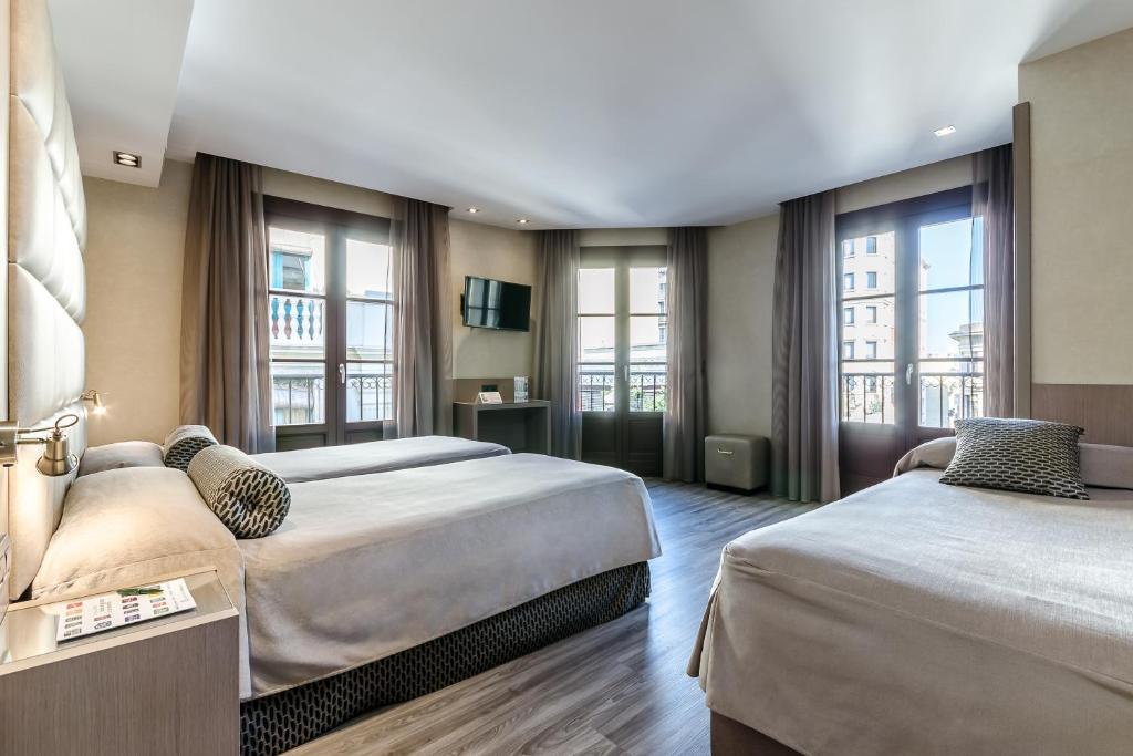 巴塞罗那瑞士酒店的酒店客房带两张床和窗户