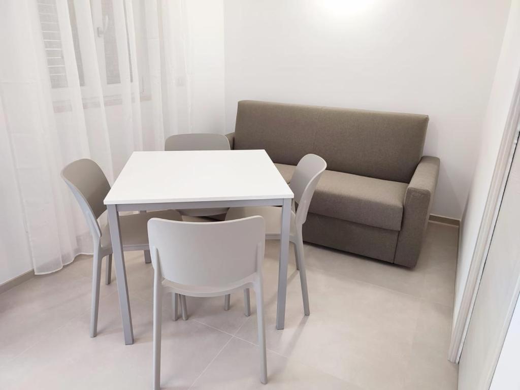 佩斯基奇Casa Vacanze Onda Azzurra (Deluxe)的桌子和椅子以及沙发
