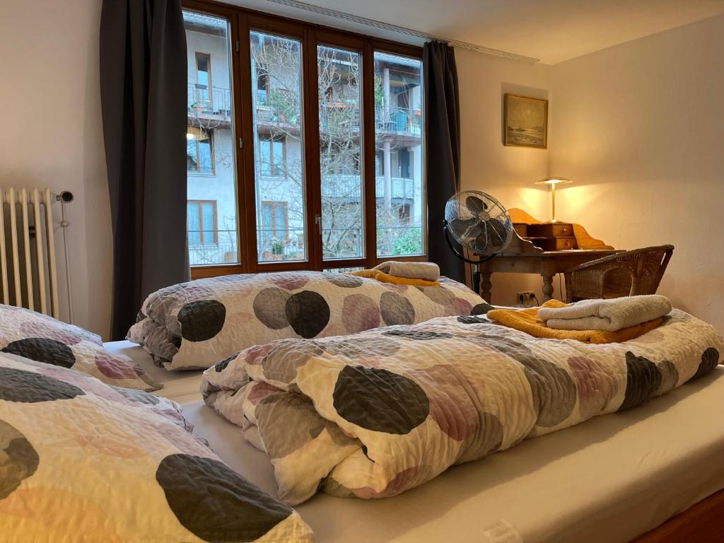 弗莱堡尚沃德豪斯的卧室设有2张床,位于窗户旁