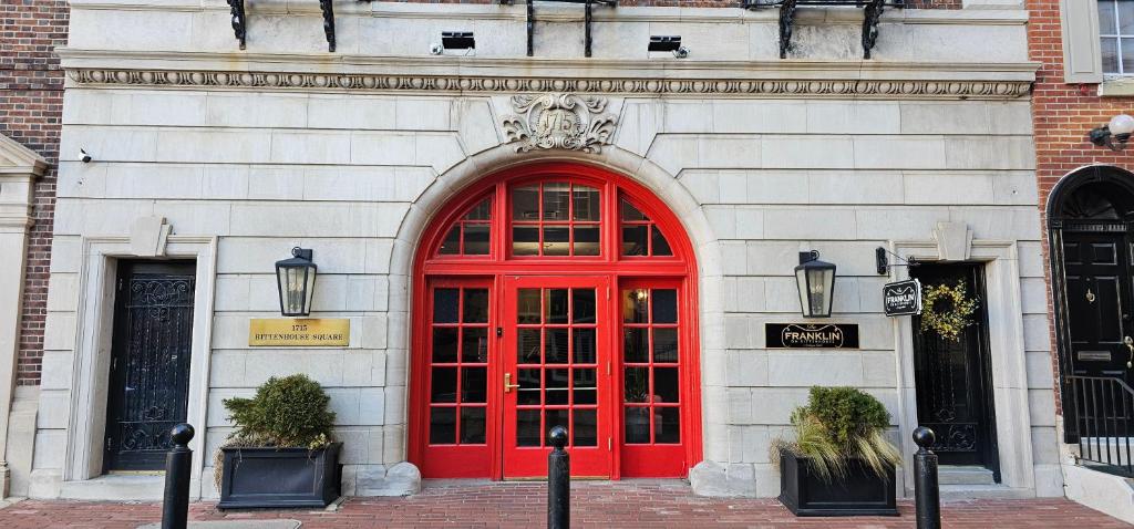 费城The Franklin on Rittenhouse, A Boutique Hotel的白色建筑上带两个窗户的红色门