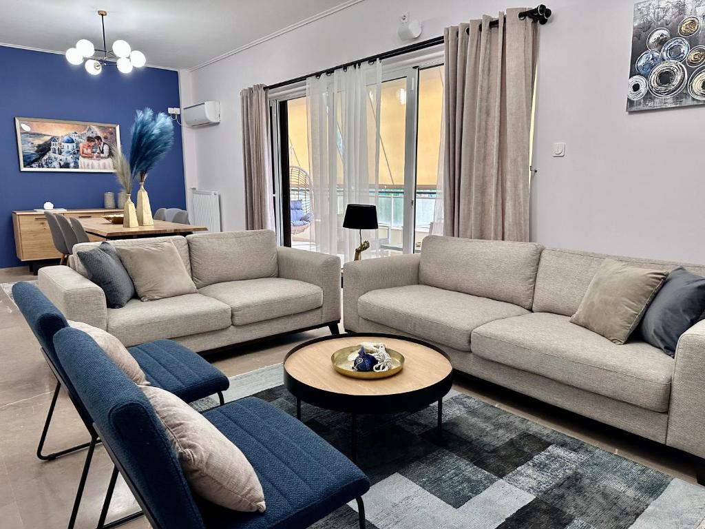 雅典Elaia Luxury Selections Sapphire的客厅配有两张沙发和一张桌子