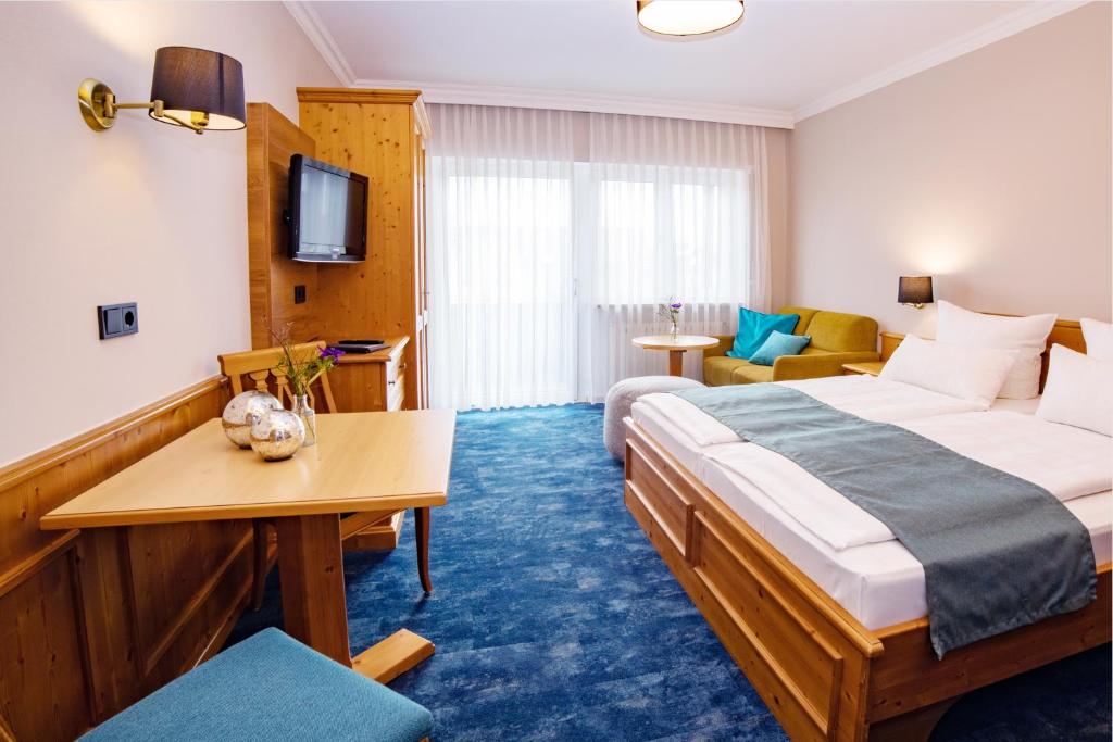 巴特法兴格Appartementhaus Absmeier的酒店客房设有床和客厅。