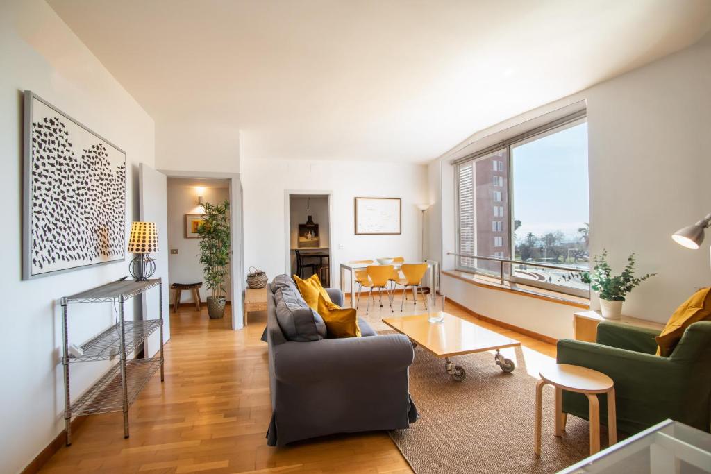 巴塞罗那31TILB1041 Magnific Apartment in Villa Olímpica的客厅配有沙发和桌子