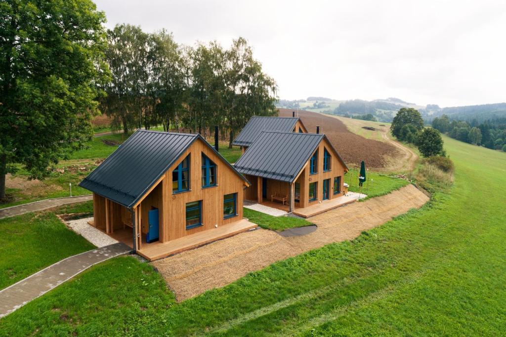 SněžnéResort Líšenský Dvůr的田野上房子的头顶景色