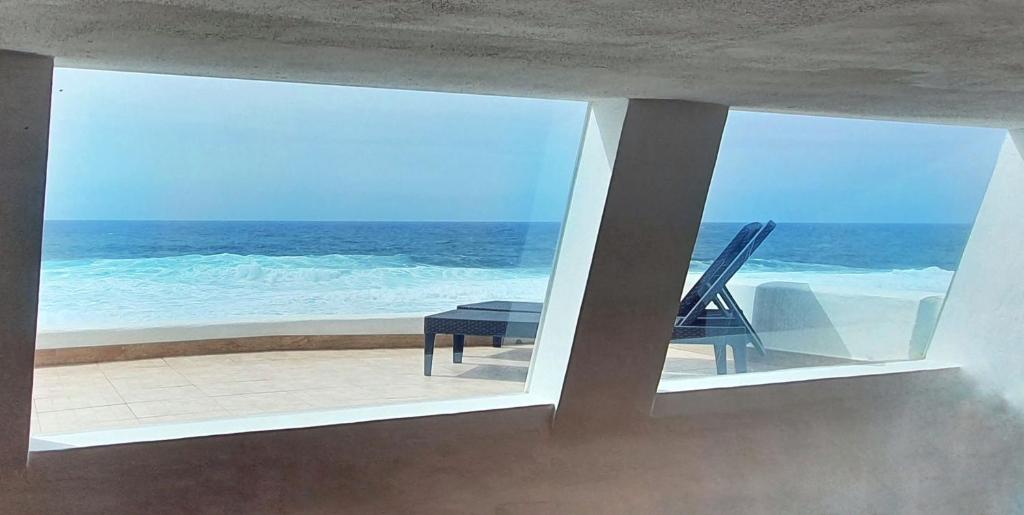 拉桑塔Lanzarote Casa azul的阳台享有海景。