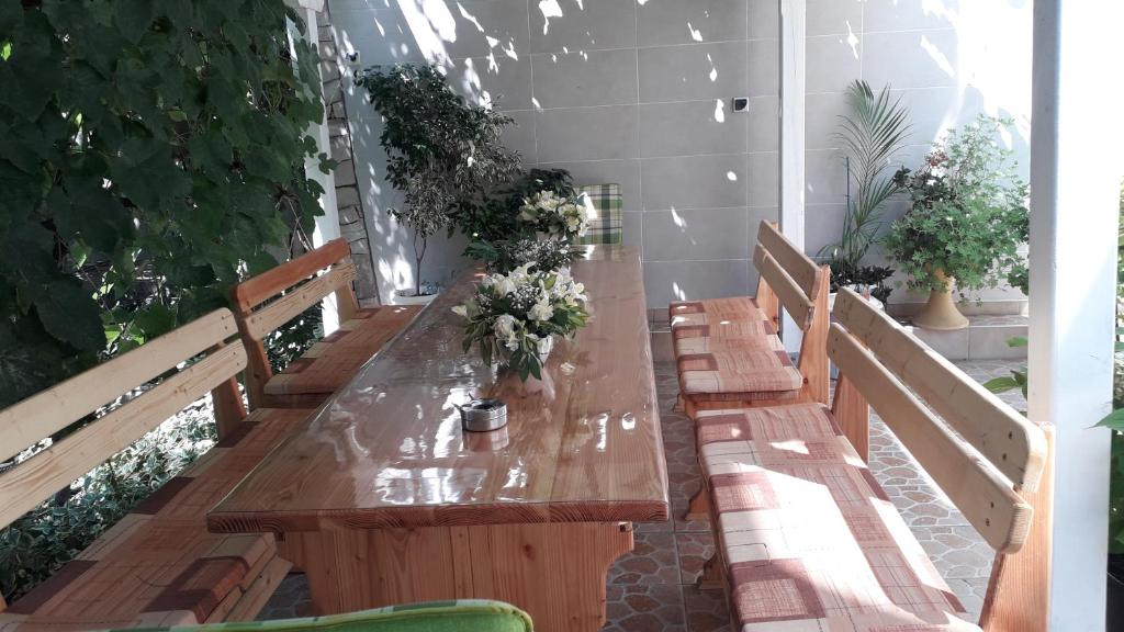 帕莫瑞Veda Guest House的一张长木桌,上面有鲜花