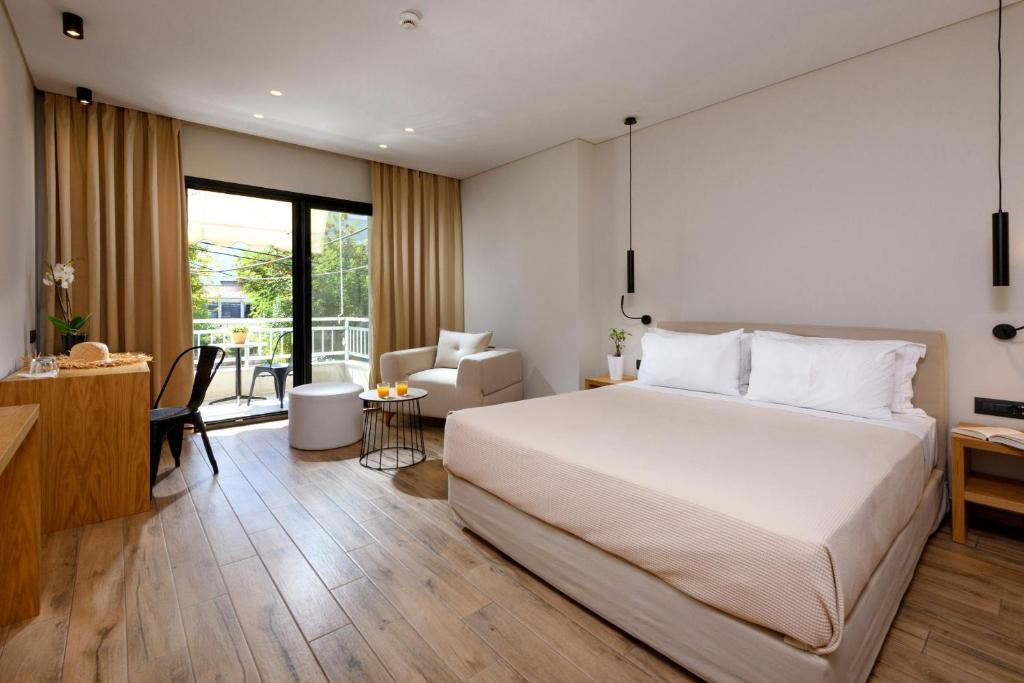 萨索斯玛丽酒店的一间带大床的卧室和一间客厅