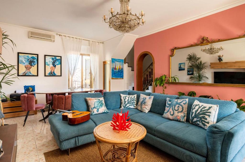 卡塔尼亚Follow The Sun Catania - Rooftop Terrace的客厅配有蓝色的沙发和桌子