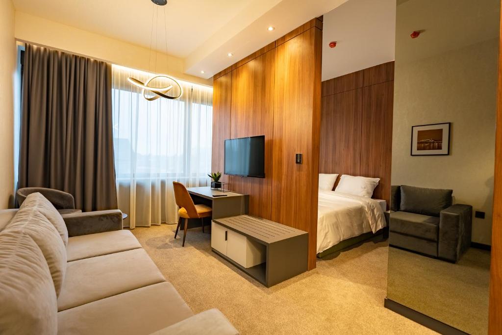 诺维萨德Hotel Element的酒店客房设有一张床、一张书桌和一台电视机。