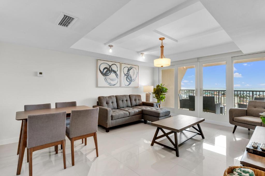 南帕诸岛Panoramic Island View! NEW 1 BR spacious condo in beachfront resort的客厅配有沙发和桌子