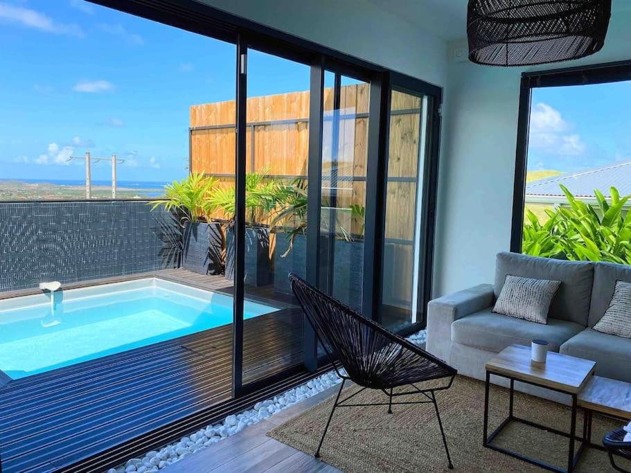 勒马兰CASA FERDI 1, logement entier avec piscine privée的一间带游泳池和沙发的客厅