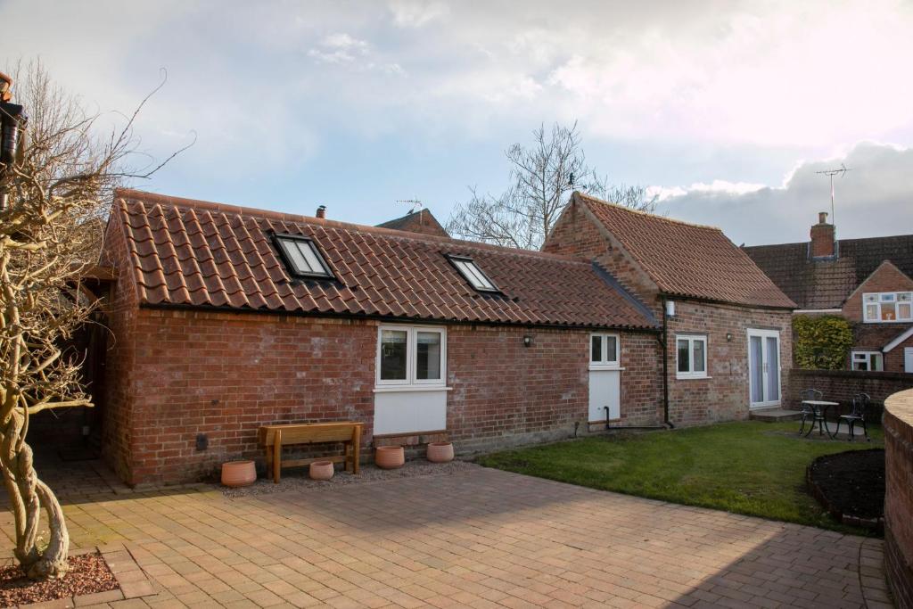 West LeakeThe Coffin Maker's Cottage, Bunny的砖屋,设有庭院和庭院