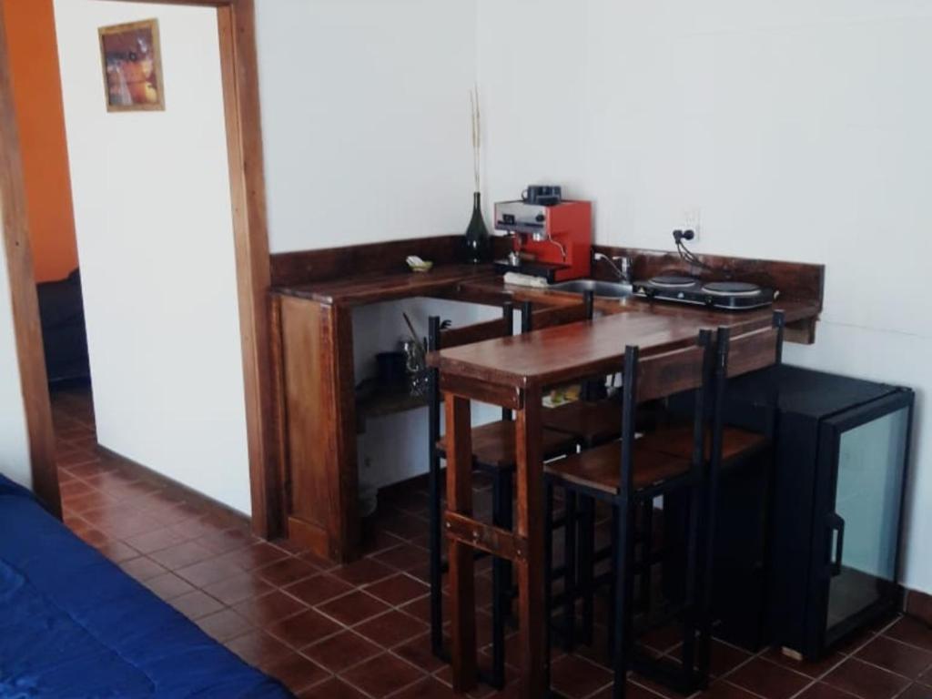 厄尔查尔坦Magna的厨房配有木桌和凳子