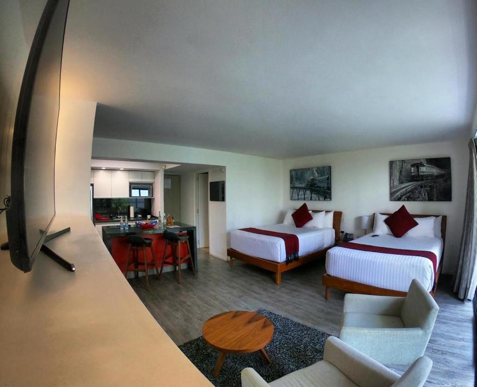 墨西哥城阿尔莫尼套房酒店的酒店客房带两张床和厨房