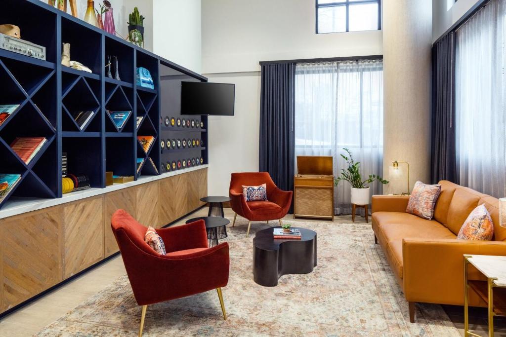 奥斯汀英迪格奥斯汀市中心酒店的客厅配有沙发和椅子