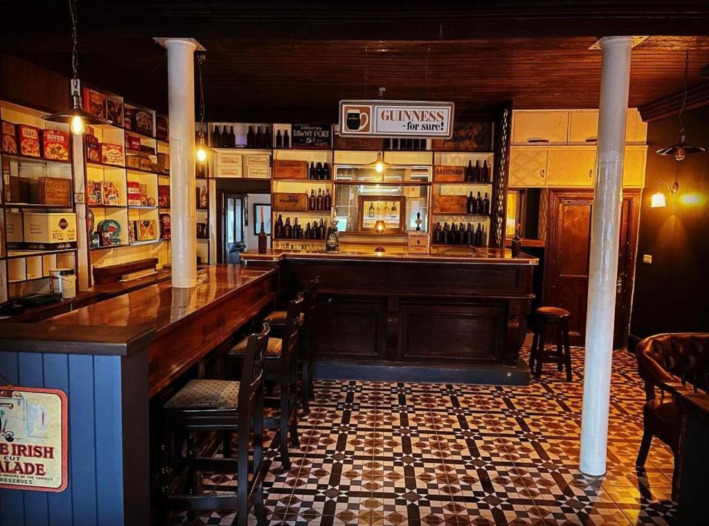 凯尔西温TW O Connell old world Irish pub的一间酒吧,在房间内配有柜台和椅子