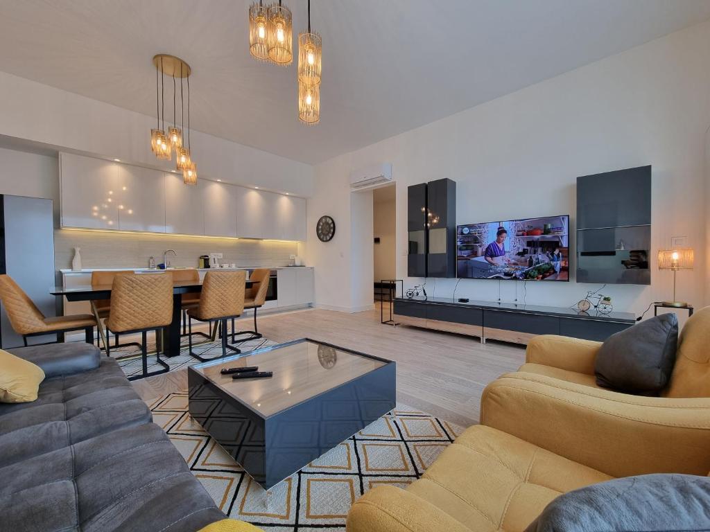 贝尔格莱德BW Aria luxury的带沙发的客厅和用餐室