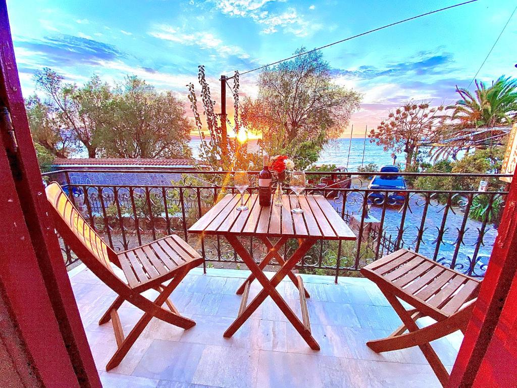 米西姆纳Hermes Hotel的海景阳台上配有一张木桌和两把椅子