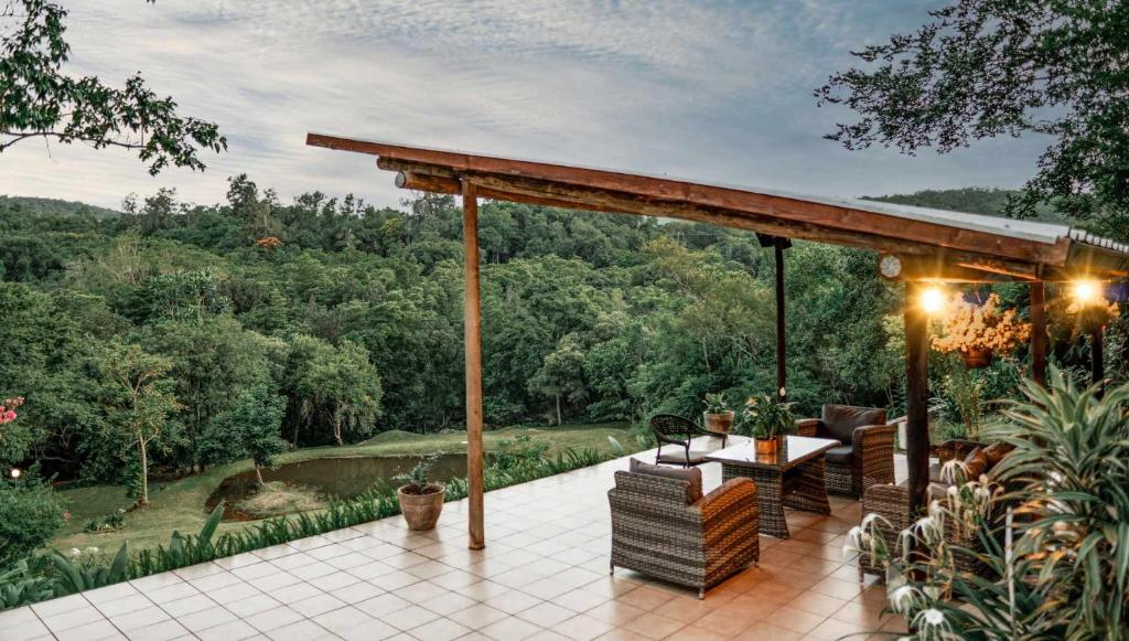 雾观Bushbaby Valley Lodge的享有美景的庭院配有桌椅。