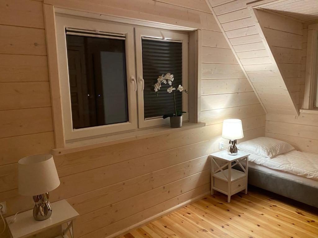 比斯库佩茨Dom z bala的客房设有带床和灯的窗户。