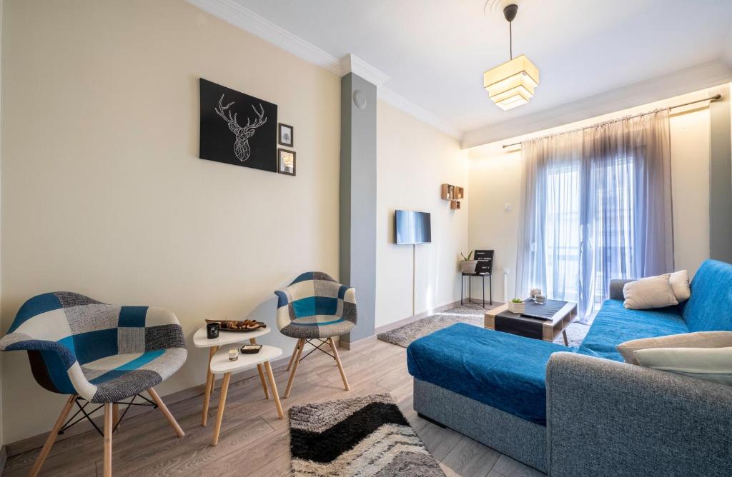 塞萨洛尼基T’ Giorgio Apartment的客厅配有蓝色的沙发和椅子