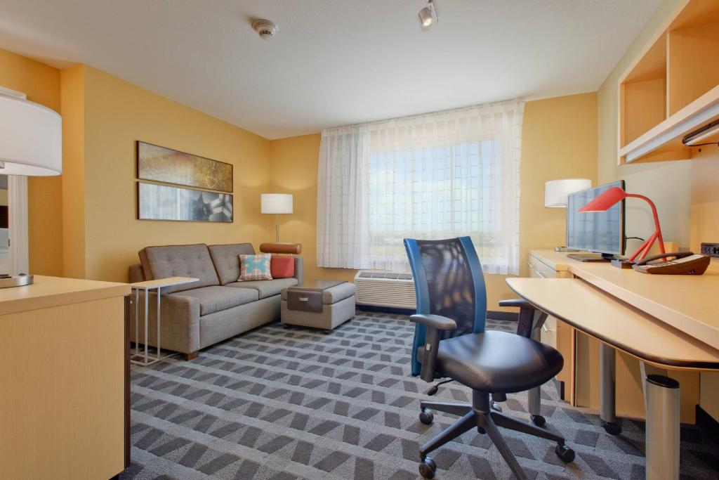 波特兰科珀斯克里斯蒂波特兰万豪广场套房酒店的办公室,办公室里配有桌子和椅子