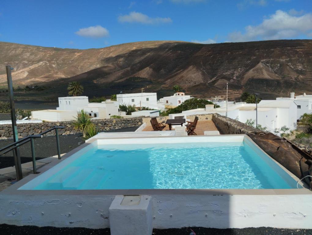 Tabayesco潘乔之家度假屋的享有别墅景致的游泳池