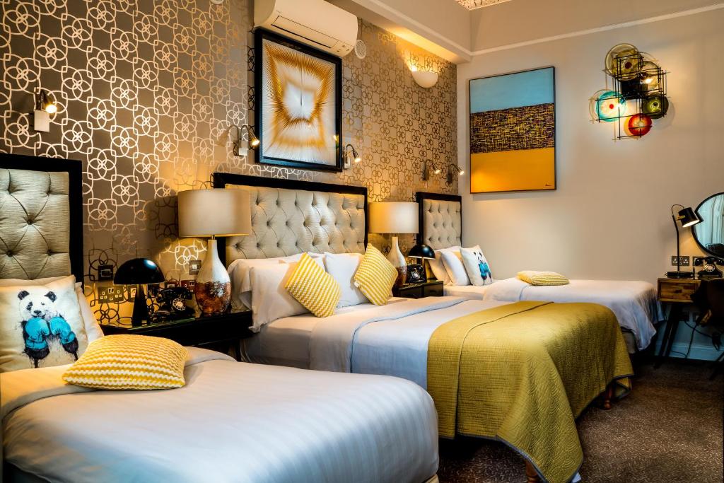 都柏林罗科斯福德酒店的一间酒店客房,房间内设有两张床