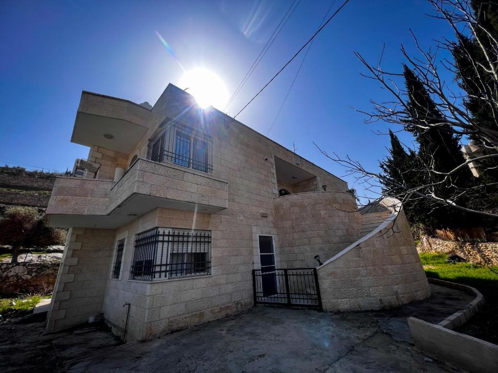伯利恒Naji's House in Bethlehem-Full apartement的阳光照耀的砖屋