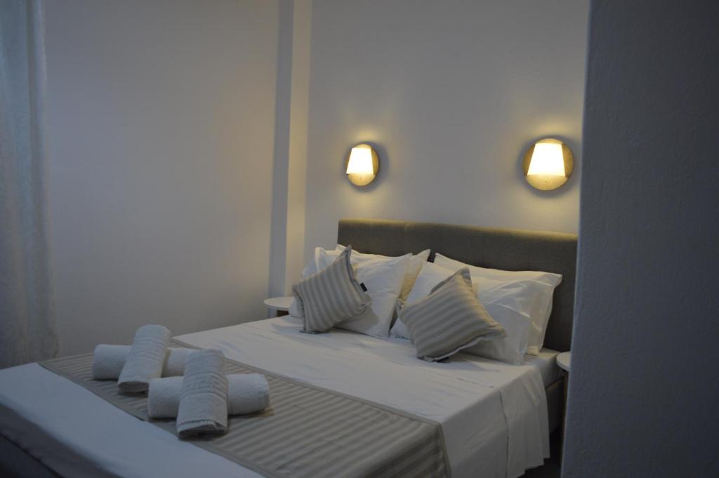 斯基亚索斯镇Pansion L'isola的一间卧室配有带白色床单和枕头的床。