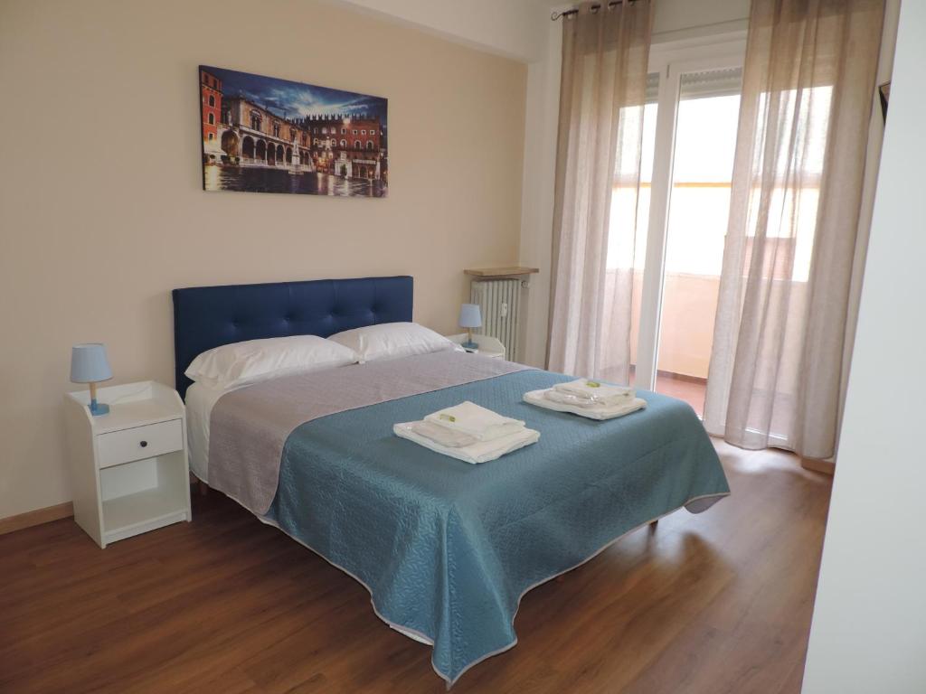 维罗纳Sciesa Guest House的一间卧室配有一张床,上面有两条毛巾