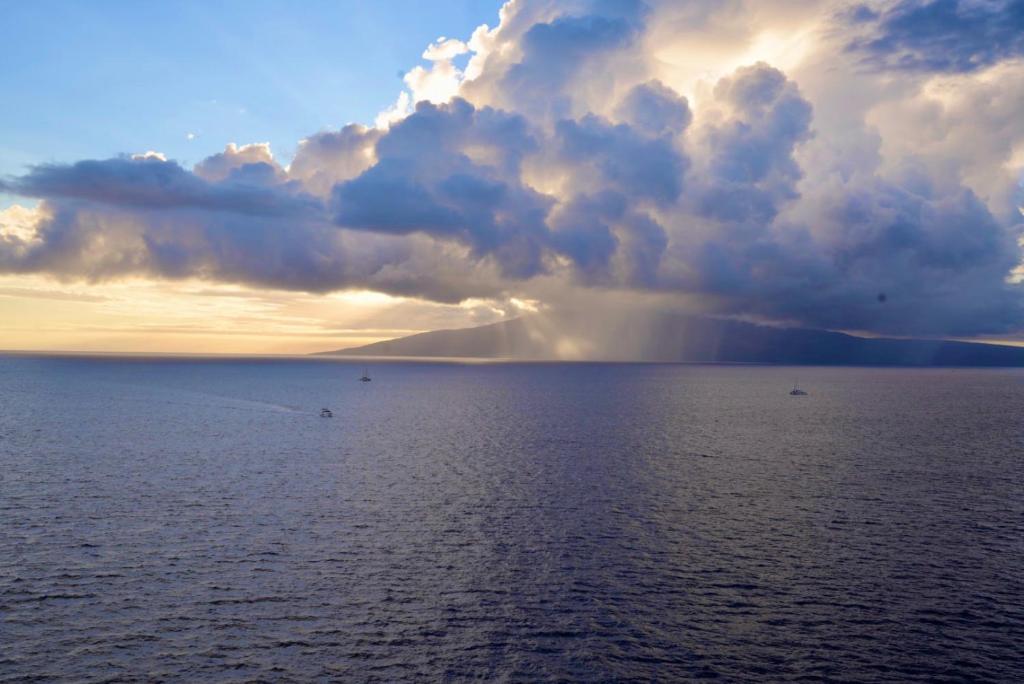渥太华Lei的海洋上空的暴风雨云,其中有船只