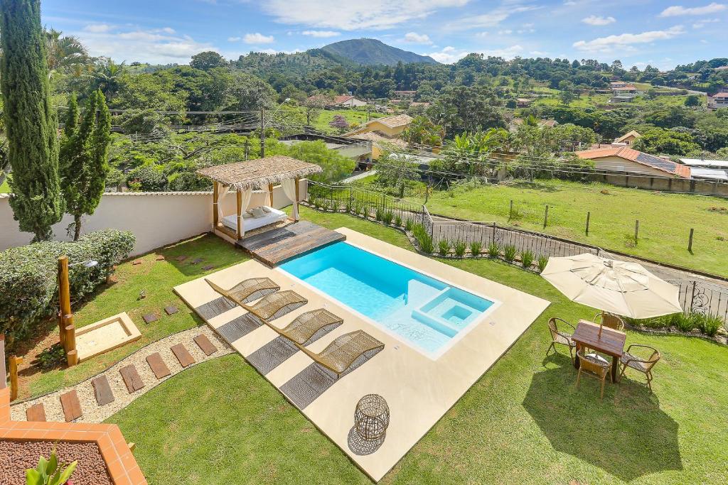 阿瓜斯迪林多亚Villa Boréal Hostellerie的后院设有游泳池和花园