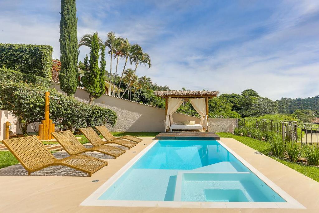 阿瓜斯迪林多亚Villa Boréal Hostellerie的一个带椅子的游泳池和一个凉亭