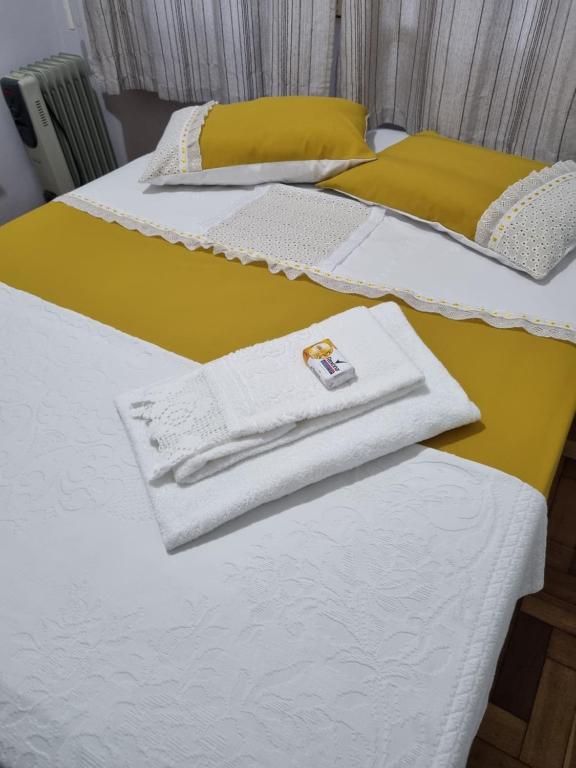 沙佩科CASA DO PINHEIRO 2的两张床,上面有白色毛巾