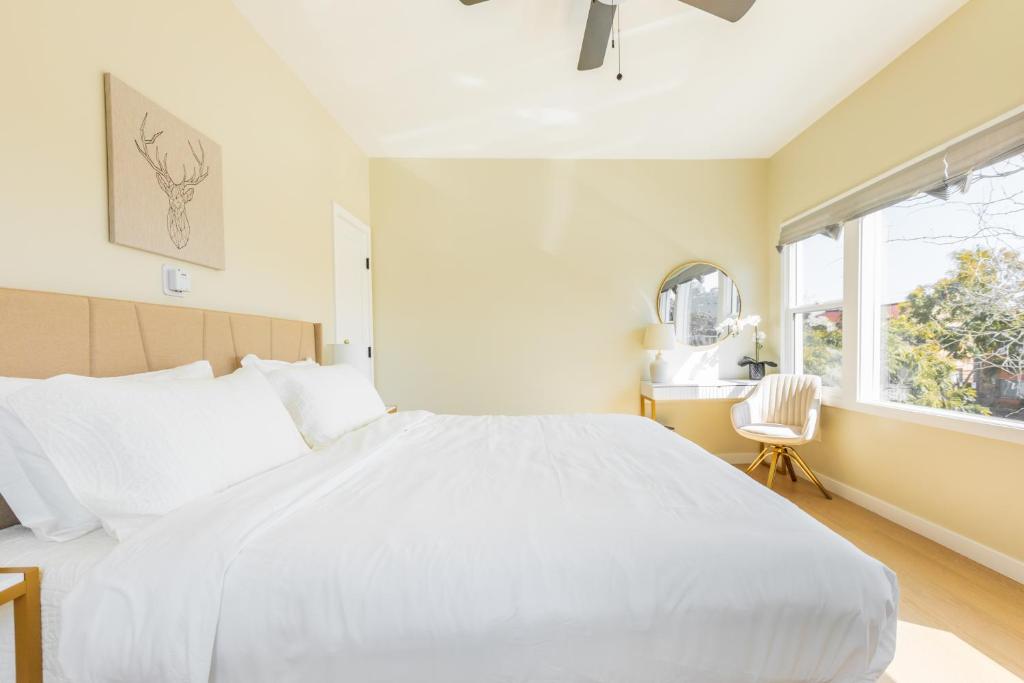 长滩Cozy Sunny Brand-new Apt 1 Block From The Beach的卧室设有一张白色大床和一扇窗户。