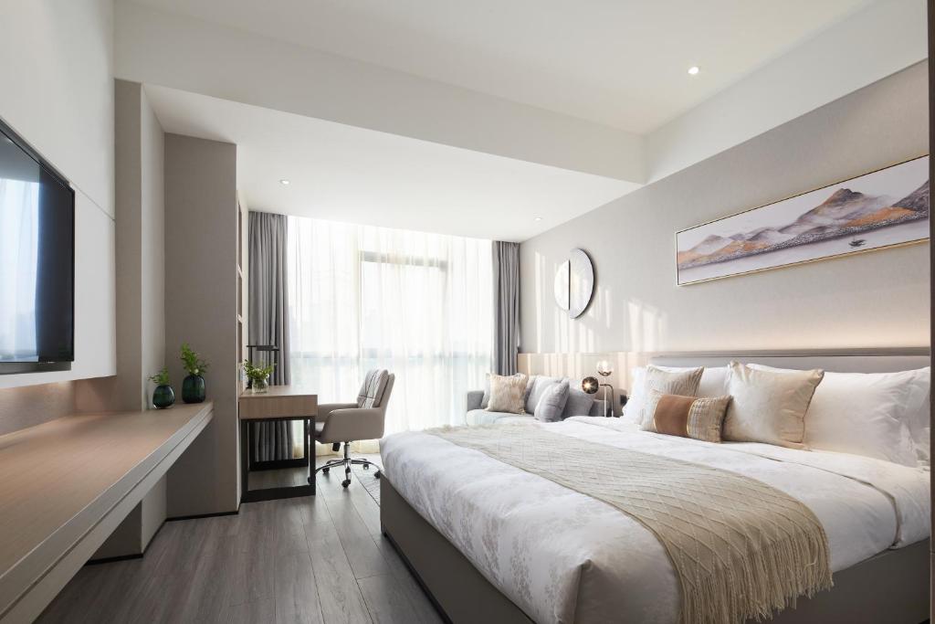 重庆重庆壹棠酒店公寓的一间卧室配有一张大床和一张书桌