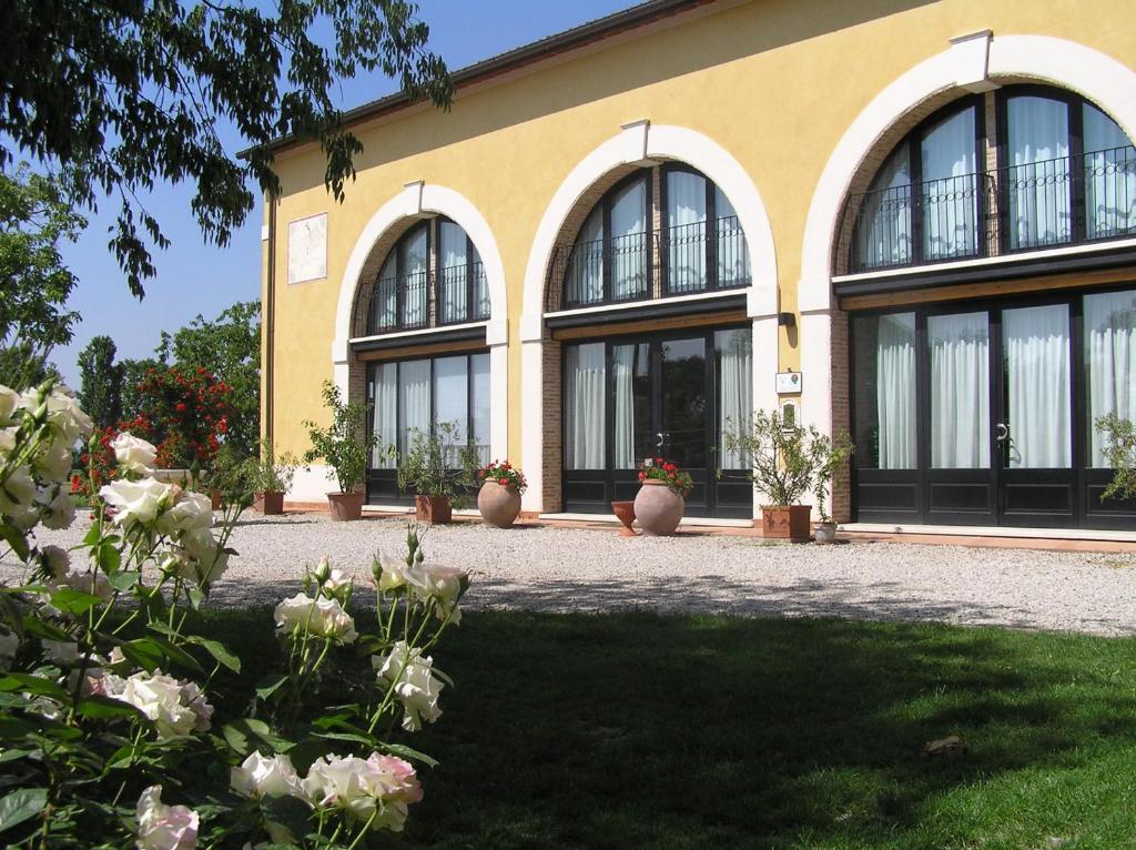 Montegalda法托瑞阿格利玛纳酒店的前方有窗户和鲜花的建筑