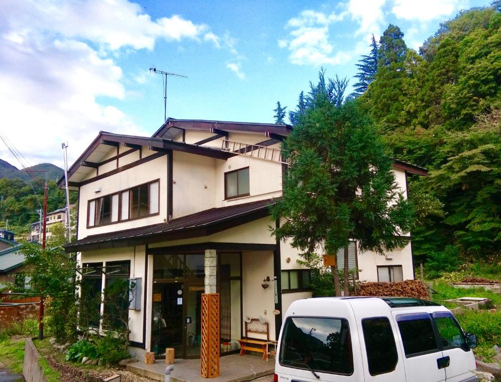 藏王温泉Matsuo House - Max 4 person Room Natsu的停在房子前面的白色货车