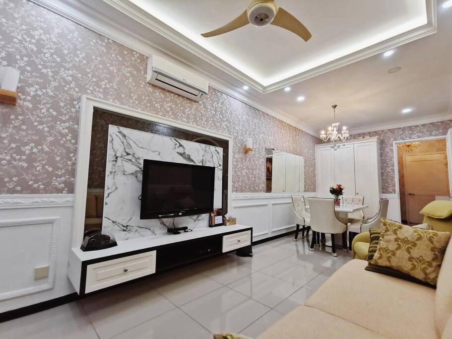 马西English Homestay Seaview Johor Bahru Permas 6 pax的客厅设有壁挂式平面电视。