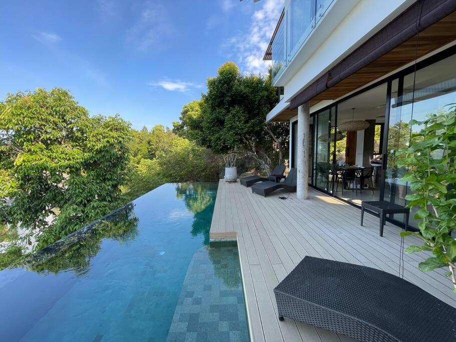 西塔努Villa Nour - 3 BR sea view pool villa in Srithanu的房屋旁带游泳池的房子